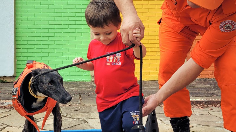 CBMRS realiza atividade de cinoterapia na Escola de Educação Infantil