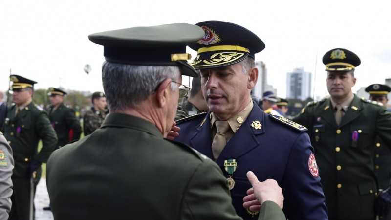 Comandante-geral do CBMRS recebe Medalha do Exército Brasileiro