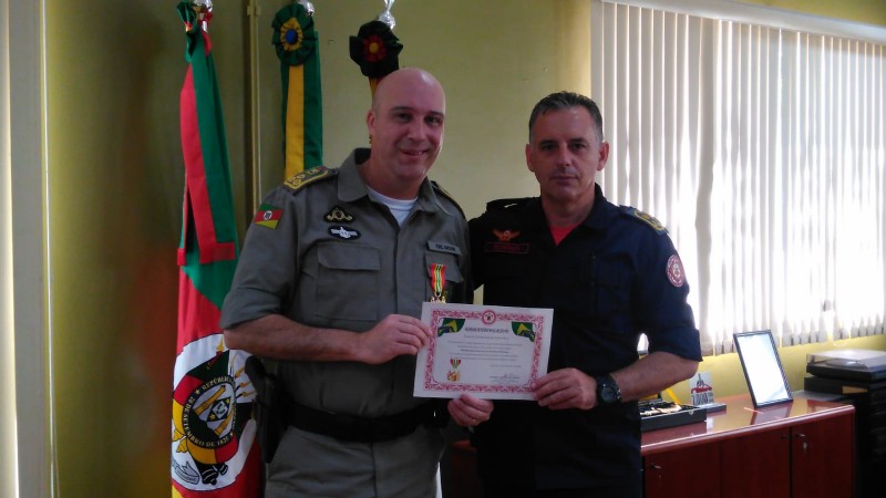 Coronel César Eduardo Bonfanti, entregou ao Comandante-Geral da Brigada Militar, Coronel Rodrigo Mohr Picon, a Medalha Nacional dos Bombeiros Militares.