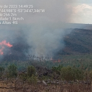 Na imagem, vegetação pegando fogo