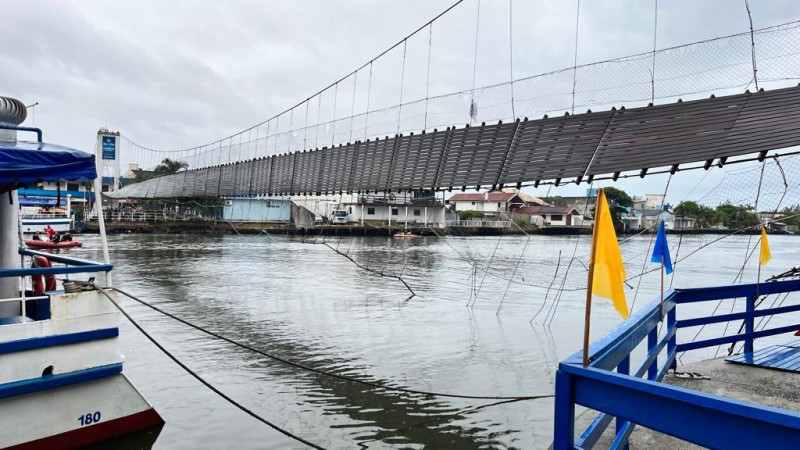 Cabos da ponte romperam parcialmente na madrugada desta segunda-feira (20/2)