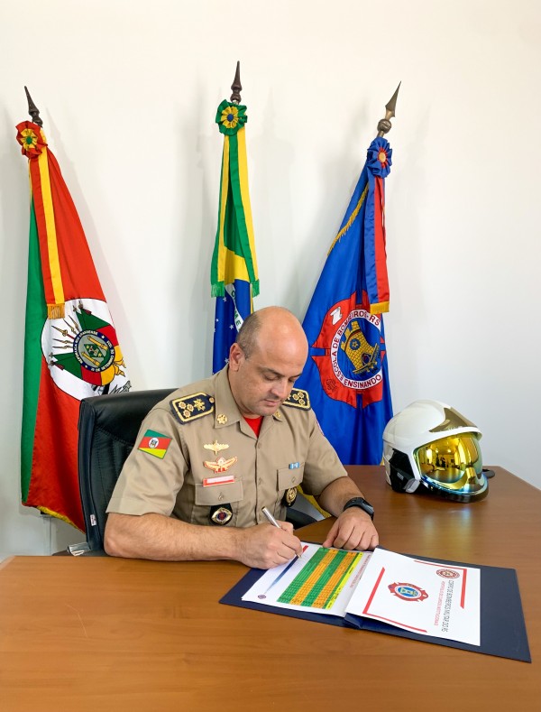 Comandante-Geral do CBMRS, Coronel Estêvam assinando o Plano Anual de Treinamentos e Capacitações 2023