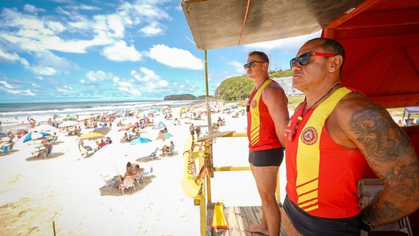 Guaritas ocupadas pelos guarda-vidas civis e militares são símbolo de segurança e cuidado para adultos e crianças