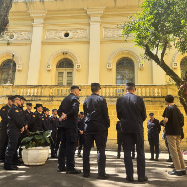 Gabriel Gaziero, historiador do APERS em visita com os alunos-oficiais do Corpo de Bombeiros