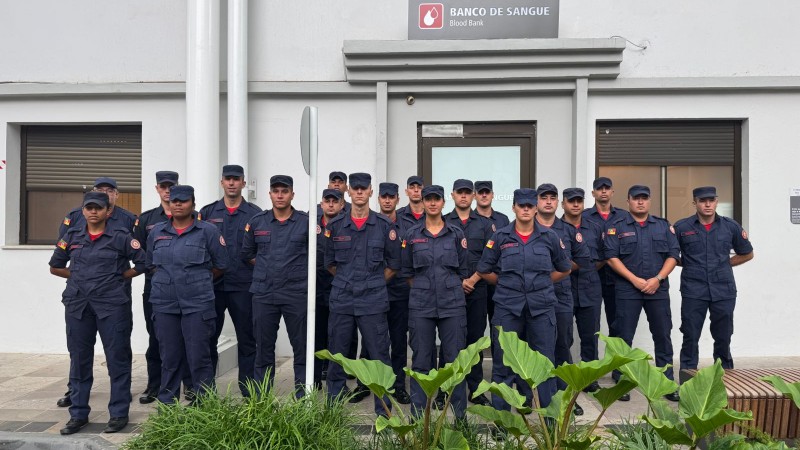 Alunos soldados do CBMRS realizam doação de sangue em Porto Alegre

